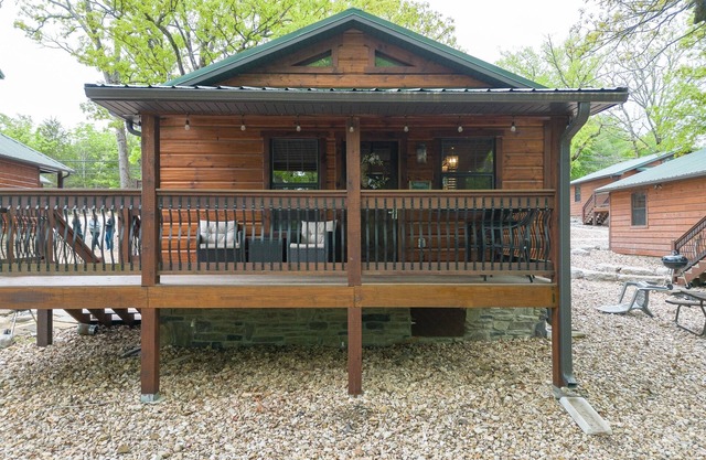 Lakefront cabin close to SDC!