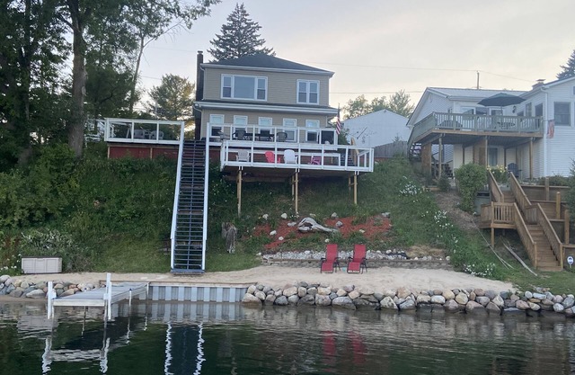 Lakefront Cottage- big enough for your family, plus more!