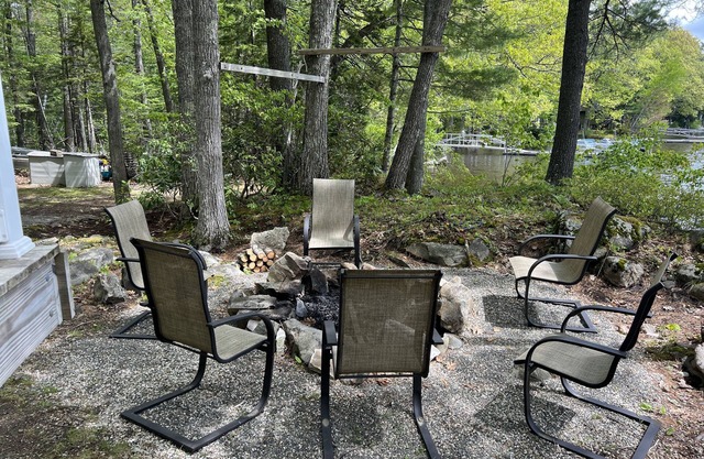 Lakefront Cottage, 35' from waters edge!