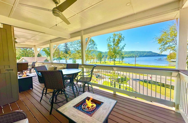 Lakefront Double Studio-Lake, Pool, Splash Pad, hot tub, fire pit, kayaks, etc!