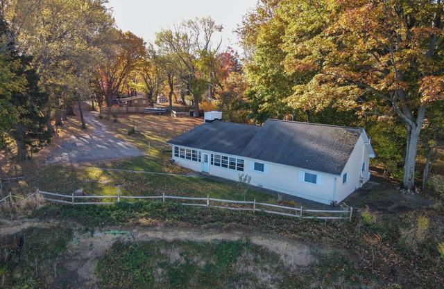 Lakefront Escape on Erie’s Edge | 20 minutes to Presque Isle | Pet Friendly!nn