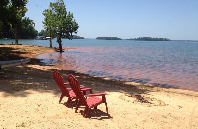Lakefront/Expansive Porch. Trees. Pool. Pavilion. Kayaks. 35 minutes to Clemson.