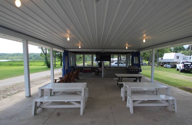 Lakefront Getaway North of Pittsburgh!