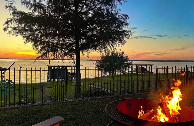 Lakefront Getaway on Lake Livingston, Sleeps 18, Dock, Slide & Sunset Views