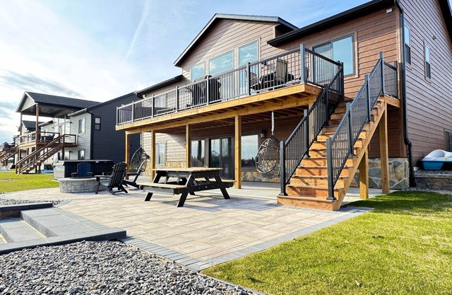 Lakefront Home w/Hot Tub & Beach – Sleeps 20