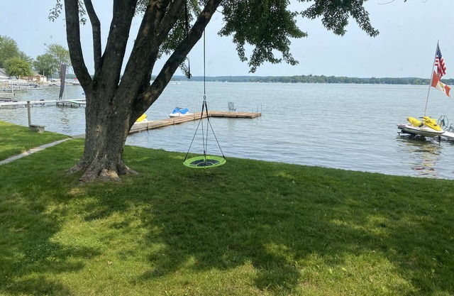 Lakefront home with 3 bedrooms, 2 baths, great for groups up to 10