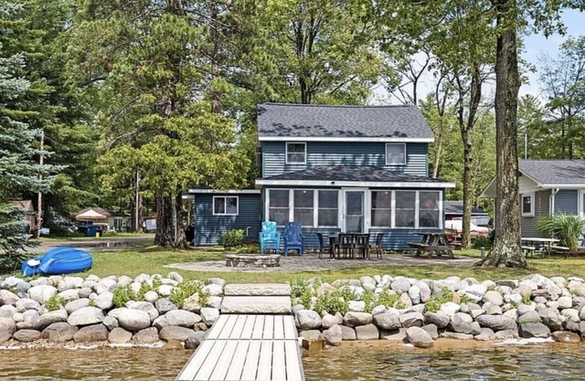 Lakefront house, Dock ,firepit, All weather sunroom , close to 4 golf courses