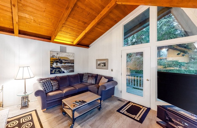 Lakefront house w/private dock, firepit, and sunset views