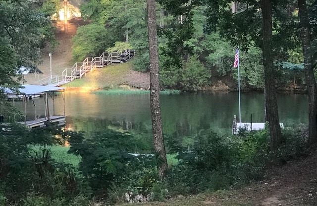 Lakefront Lodge: Private Dock, Fisherman's Paradise with Comforts of Home