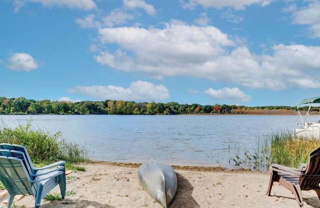 Lakefront Orion Twp. Home w/Fire Pit & Kayak!