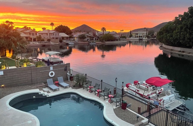 Lakefront-Pool-Pontoon-HotTub-PoolTable-Arcade-FirePits-Cardinal Stadium-WM Open