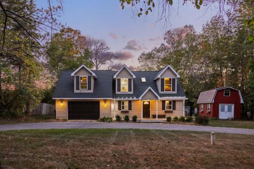 Lakefront Retreat, Mins to Dtown, Firepit, Hot Tub, Pet friendly!