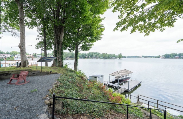 Lakefront Sleeps 15, <20 min from Grand Park & Ruoff Music Center