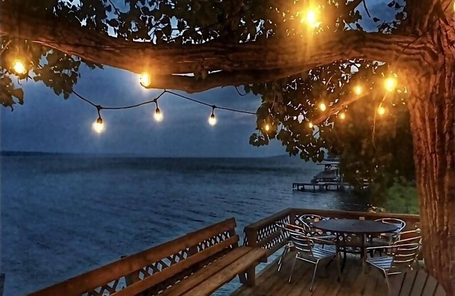 Lakefront, SUPs+kayaks, sunset views & fireplace! Wineries & brewery nearby! !