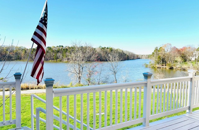Lakefront Townhouse 2-bedroom apartment with AC, WiFi in High Point