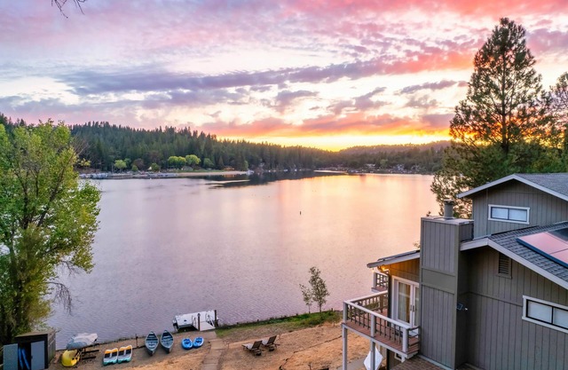 Lakefront Villa (180° view, private dock, boats)