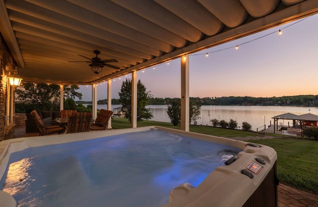 Lakefront w/private dock, hot tub, game room, boat house hangout