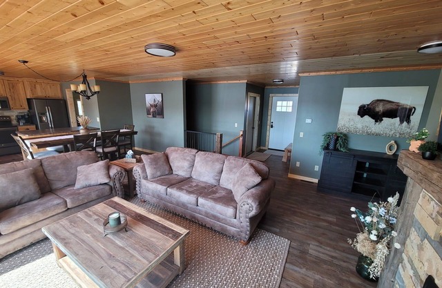 Lakehouse near Pictured Rocks, with Hot Tub, walking distance to Casino & Bars!