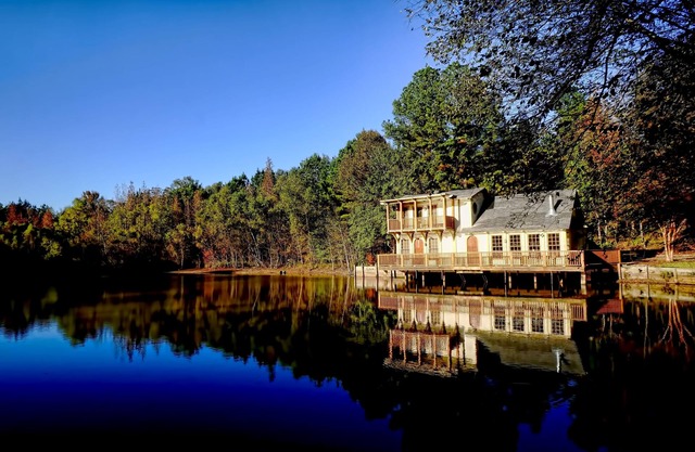 Lakehouse Retreat Minutes From The Oxford Square
