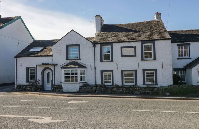 LAKELAND VIEW, pet friendly, character holiday cottage in Keswick