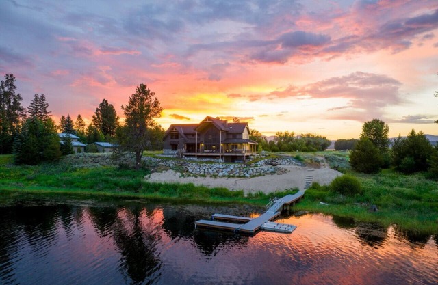 Lakeside 7 Bedroom Cabin w/Private Boat Dock