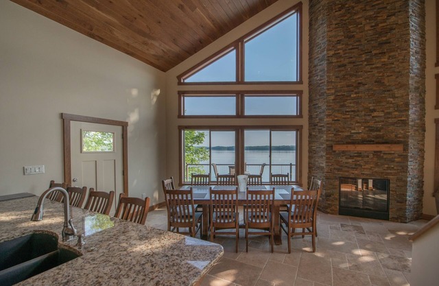 Lakeside 7 Bedroom Villa, Fire Pit, Near Gatlinburg!