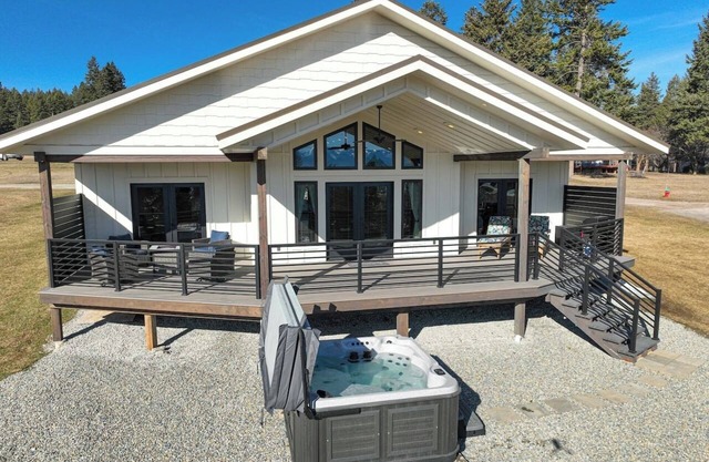 Lakeside Breeze, with hot tub!