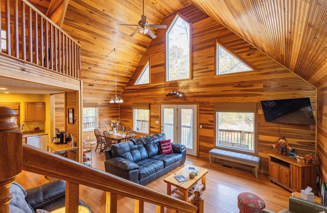 Lakeside Cabin: Private Dock - Canoe & Kayaks - HotTub -PetFriendly -Arcade Game