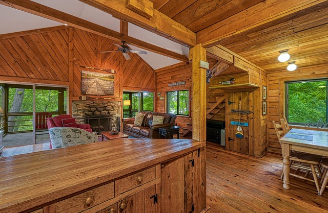 LakeSide Cabin with private hot tub, dock & screened porch - dog-friendly