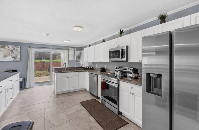 Lakeside Escape - Modern & Spacious - Ace Location