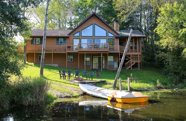 Lakeside Haven Home On Birch Lake, Sleeps Up To 12 People.