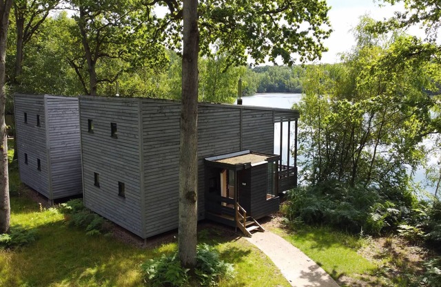 Lakeside luxury mansion by Belvilla