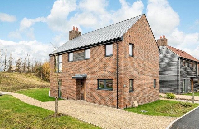 Lakeside property with spa access on a nature reserve Rainbows BV17