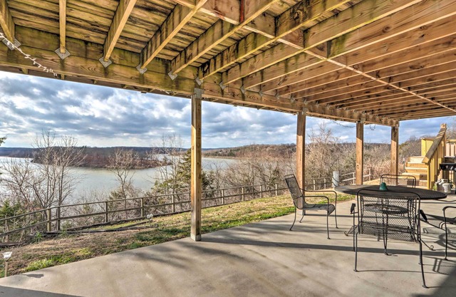 Lakeside Urbana Home - Near Hunting & Fishing!