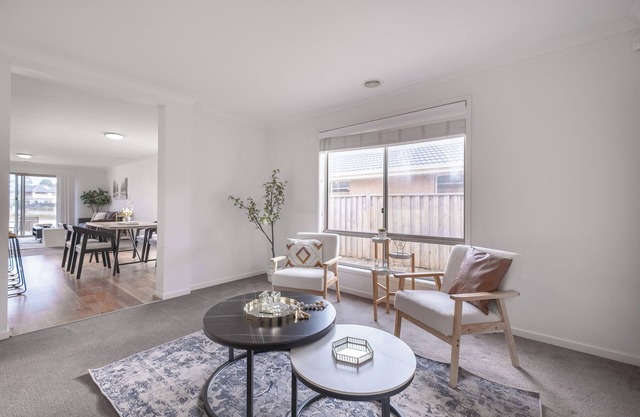 Lakeside view 4BR2BA house in Point Cook Parking