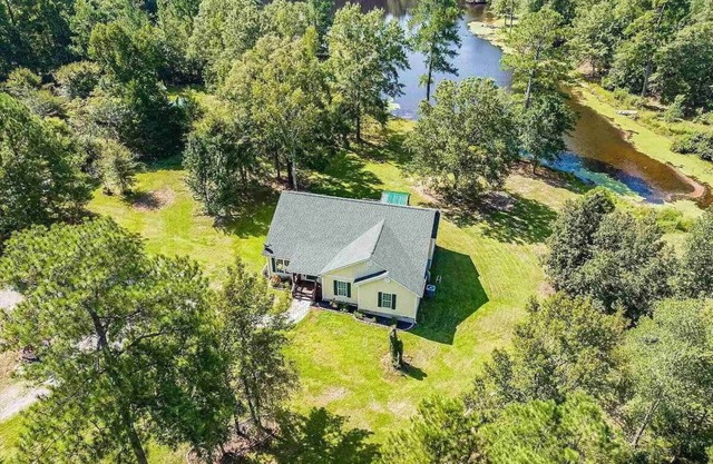 Lakeside Villa Retreat 5-Bedroom Oasis with 6 TVs, 3-Acres of Waterfront, Fishin