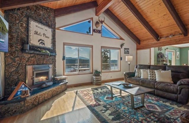 Lakeview Mel's Place