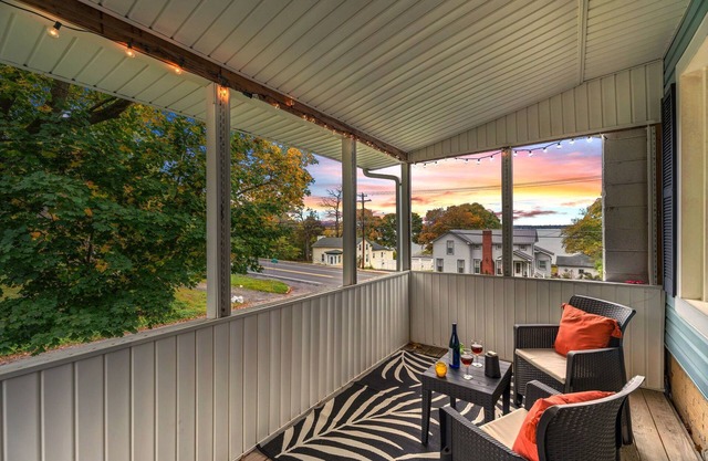 Lakeview on Cayuga Wine Trail Fenced Yard 2 King Beds Sunset Views