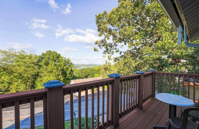 Lakeview Townhouse ★ Remote-Work & Pet-Friendly