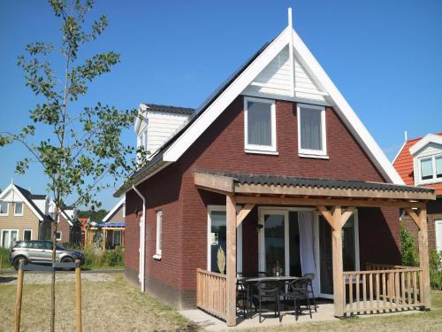 Lakeview villa with swimming and fishing pier, cleaning included
