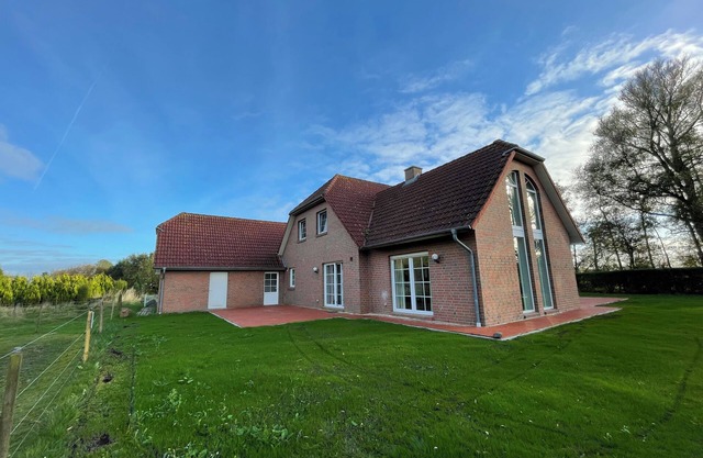 Landhaus Maarweg, large for 10 people, modern furnishings, fireplace, garden