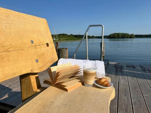 Landhotel Rosenhof am Plauer See garni mit E-Lade Säule