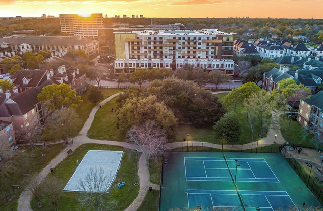 Landing | Amazing 2BD, Tennis Court, Gym