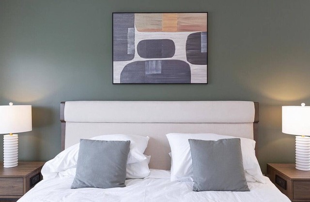 Landing at The Duke of Omaha Apartments - 2 Bedrooms in Dodge Street Corridor