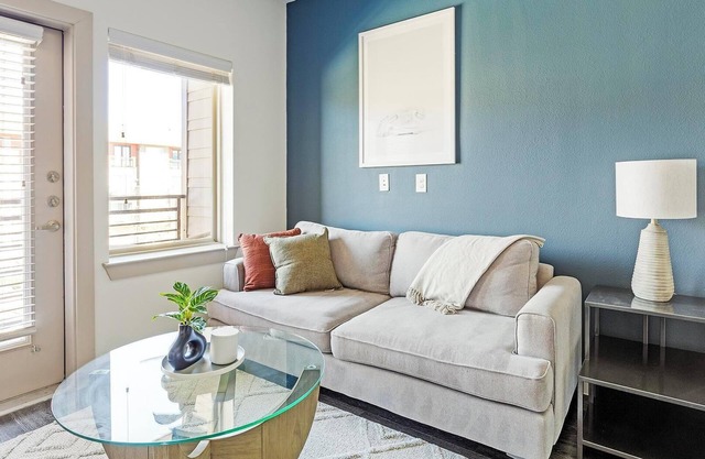 Landing | Stunning 1BD, Pool, Gym