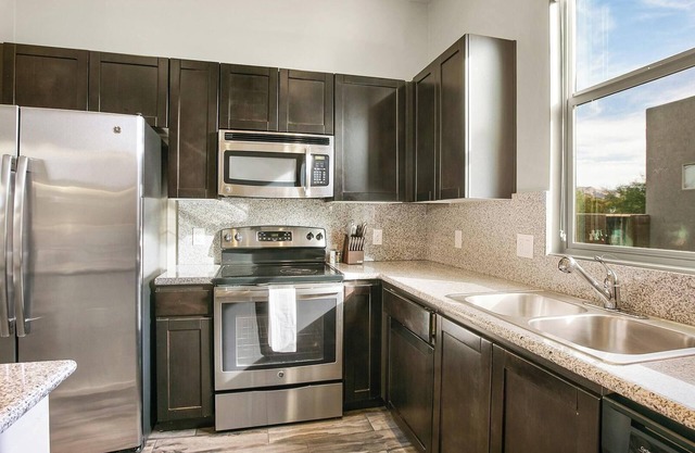 Landing | Stylish 2BD, Gym, Rooftop Lounge