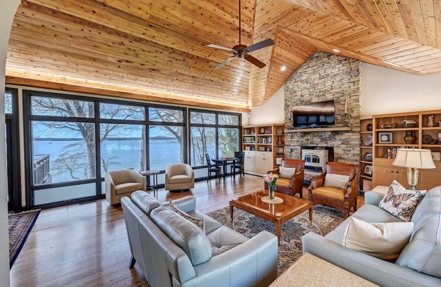 Landover Lodge by AvantStay | Waterfront + Dock