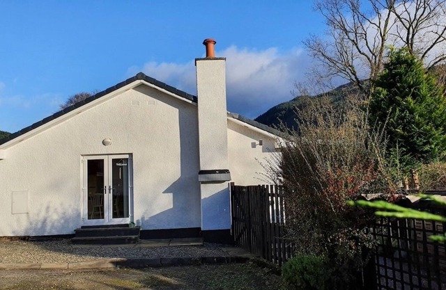 Langview is an Idyllic 2 Bed cottage in Succoth near Arrochar with outside balcony area