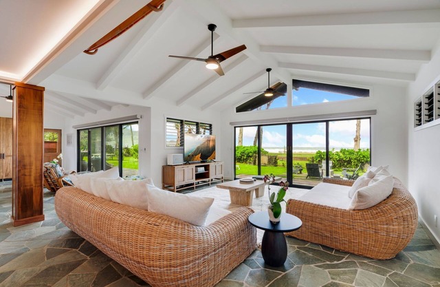 Lani Kai - Beachfront on Hanalei Bay with Sauna, Hot Tub and Fire Pit