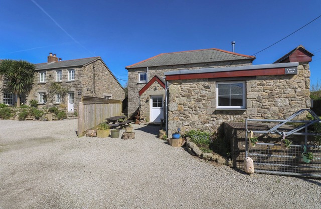 LARCH BARN, pet friendly, character holiday cottage in Helston